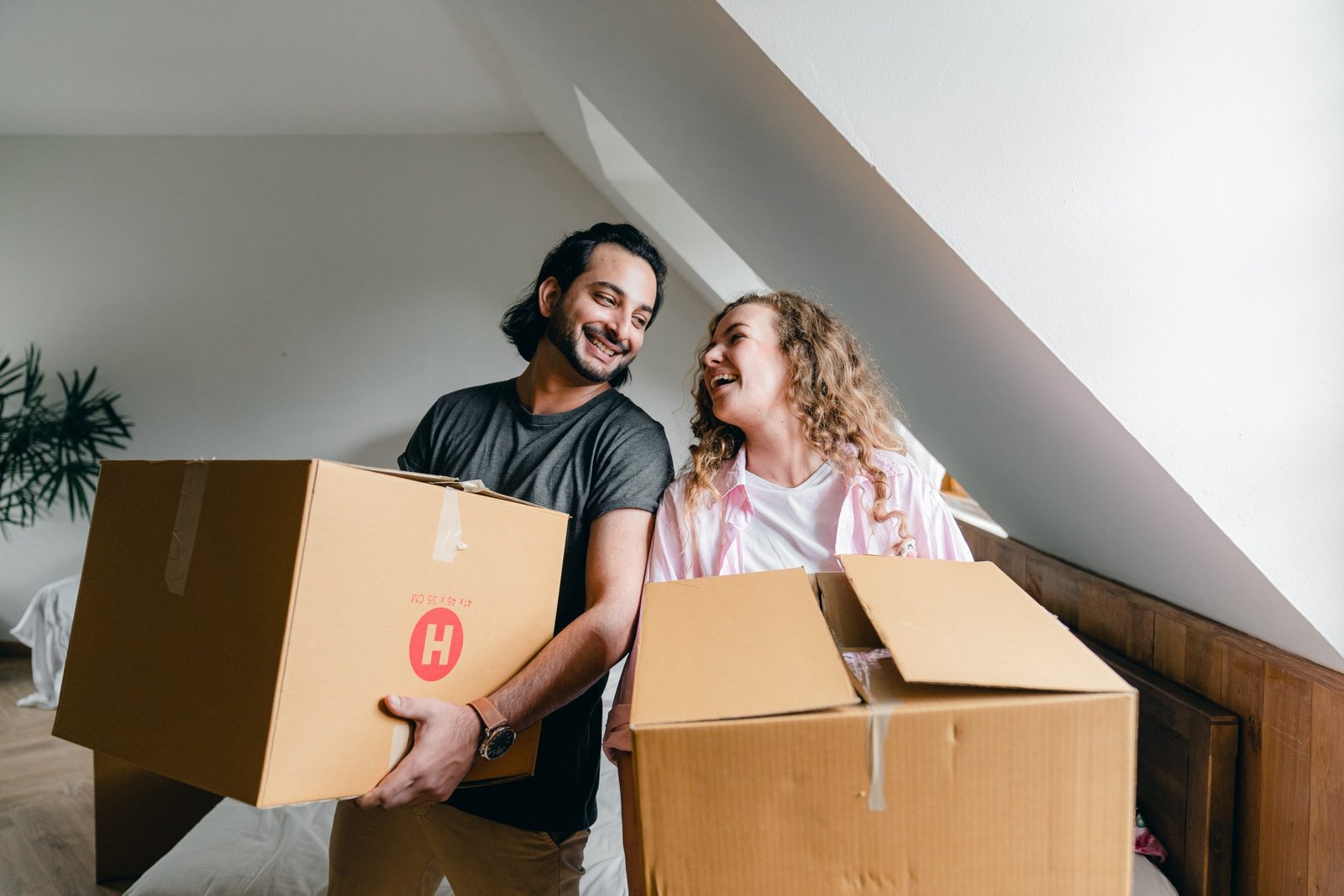 couple qui porte des cartons déménagement réunion